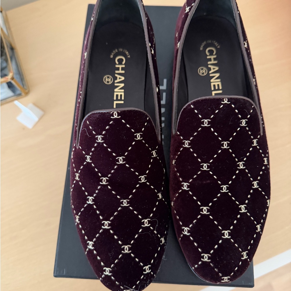 CHANEL burgundy Velvet Loafers with logo size 40